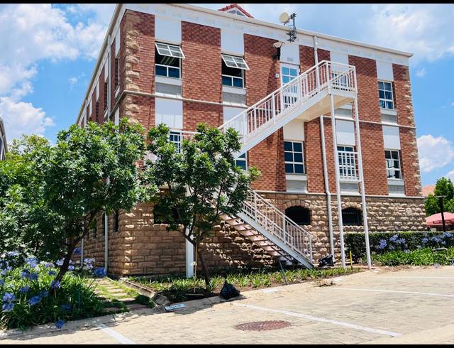 1,897M² OFFICE FOR SALE IN FOURWAYS
